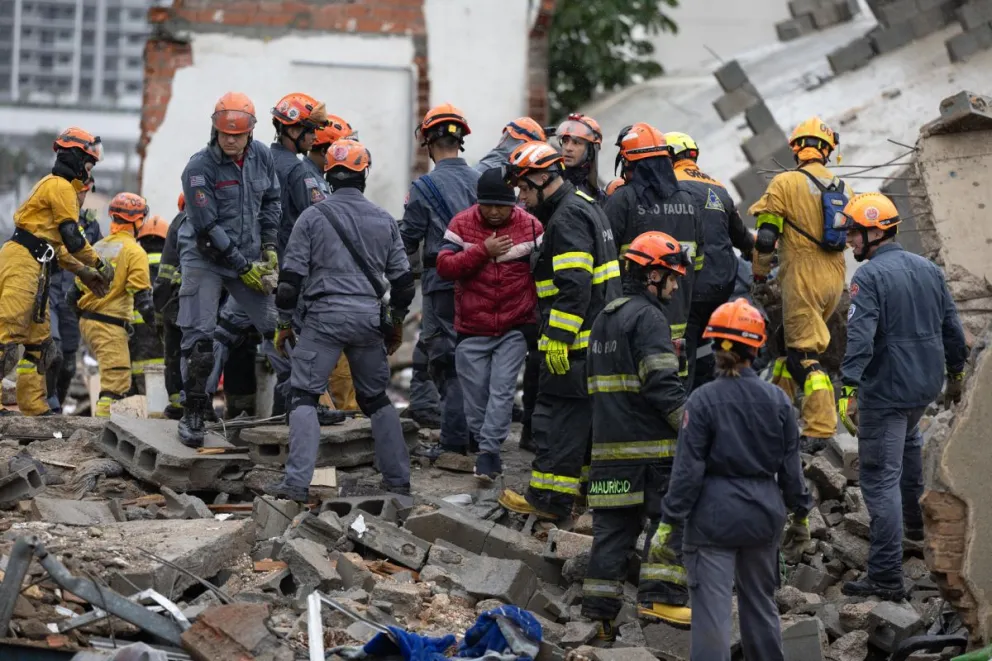 Integrantes de organismos de rescate trabajan en la zona donde un edificio se derrumbó este sábado en Sao Paulo (Brasil). EFE