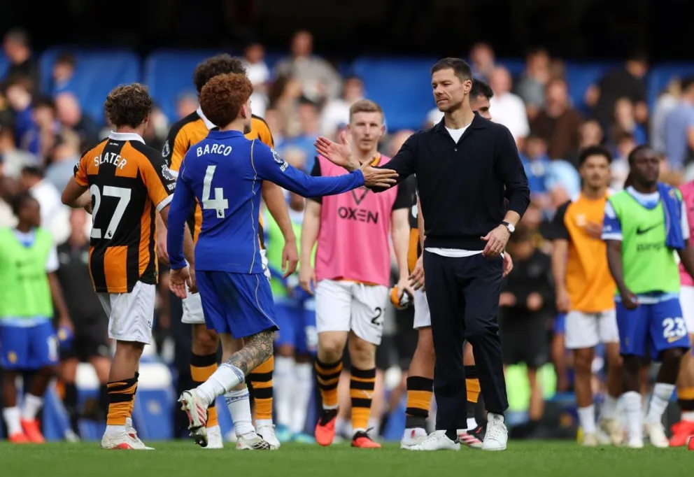 El entrenador del Chelsea, Xabi Alonso, saluda a Valentín Barco al final del partido que el Chelsea igualó con el Hull City. Foto: EFE