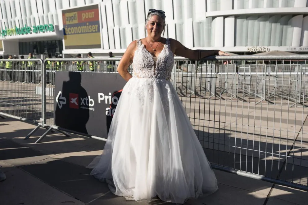 El regreso de Céline al escenario es un acontecimiento planetario que este sábado concentró en París, los fans llegados de todos los rincones del mundo, como México, España o Reino Unido, y hasta hubo quien canceló canceló su fiesta de aniversario. EFE