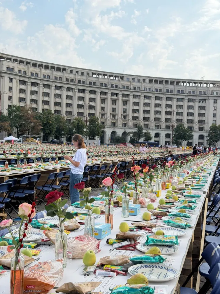 Una mesa de 5.055 metros de longitud reunió este sábado a unas 20.000 personas en el centro de Bucarest, en un evento solidario con el que los organizadores aseguran haber batido el récord Guinness. Foto: EFE