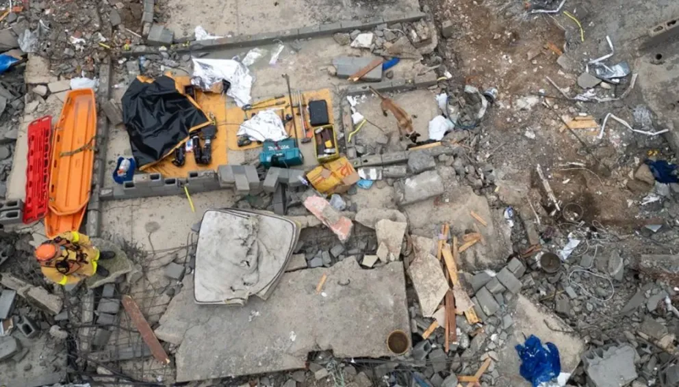 Fotografía aérea que muestra a integrantes de organismos de rescate trabajando en la zona donde un edificio se derrumbó, este 12 en Sao Paulo (Brasil). EFE/Isaac Fontana