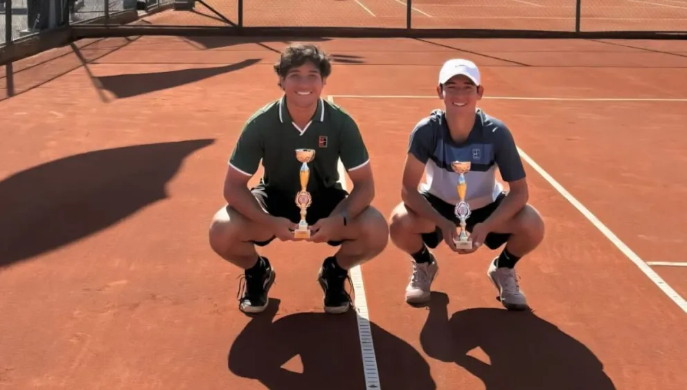 Los bolivianos Nicolás Ciancaglini (izq.) y Oliver Solis. Crédito: Federación Boliviana de Tenis