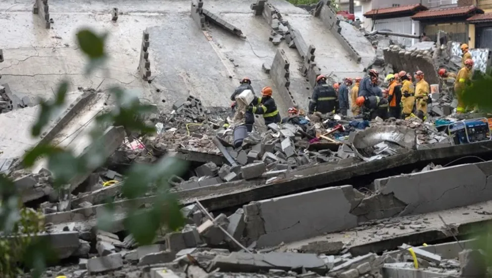 Integrantes de organismos de rescate trabajan en la zona donde un edificio se derrumbó, este 12 de septiembre de 2026, en Sao Paulo (Brasil). EFE/Isaac Fontana