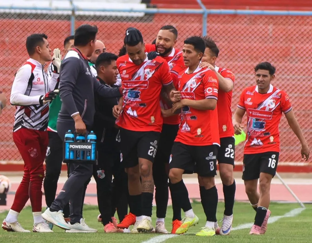 Weslen Faustino de Melo (centro) y sus compañeros festejan el primer gol de Nacional Potosí en Oruro. Foto: APG