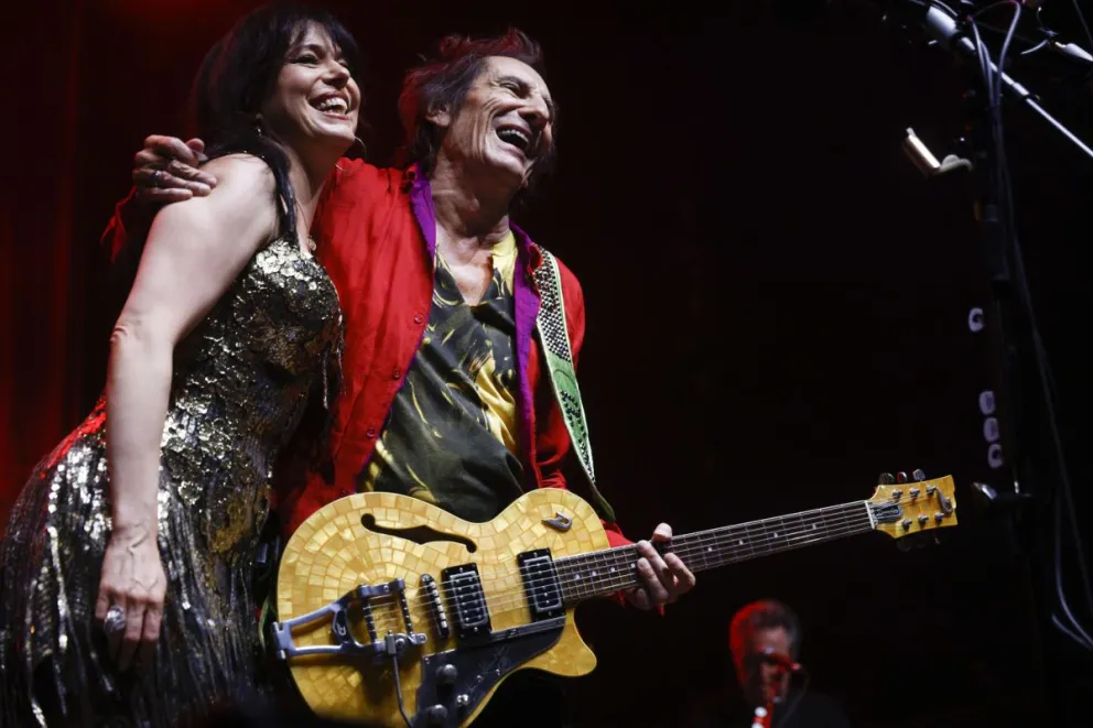 El guitarrista de The Rolling Stones, Ronnie Wood, acompañado de la vocalista irlandesa Imelda May (i), actúa dentro del ciclo Cruïlla Concerts en la Sala Razzmatazz de Barcelona. EFE/ Quique García