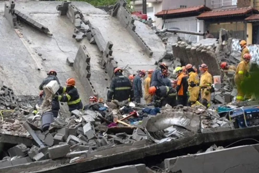 Las tareas de búsqueda y salvamento continúan en el lugar del siniestro a cargo de los equipos de emergencia locales, por lo que el reporte de víctimas permanece en constante actualización. Foto: EFE