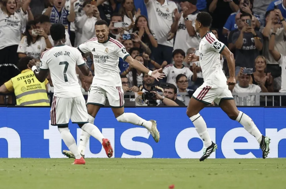 Mbappé (centro) festeja el primer gol del Real Madrid junto a Vinícius y Bellingham. Foto: EFE