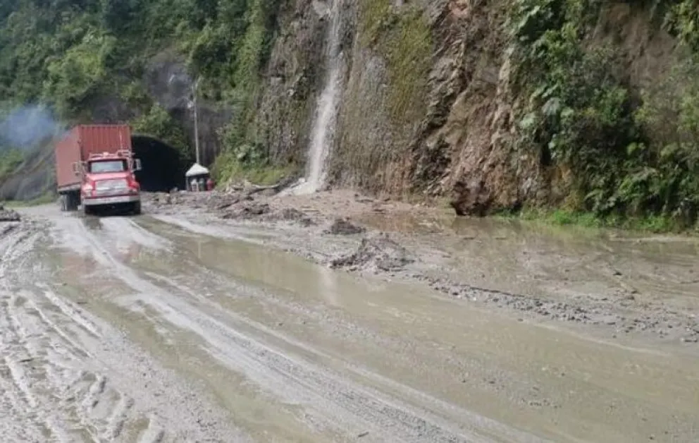 La ABC, en coordinación con el Ministerio de Obras Públicas, Servicios y Vivienda, desplazó personal técnico y maquinaria pesada hasta el punto crítico para ejecutar trabajos de limpieza y retiro del material acumulado. Foto: ABI