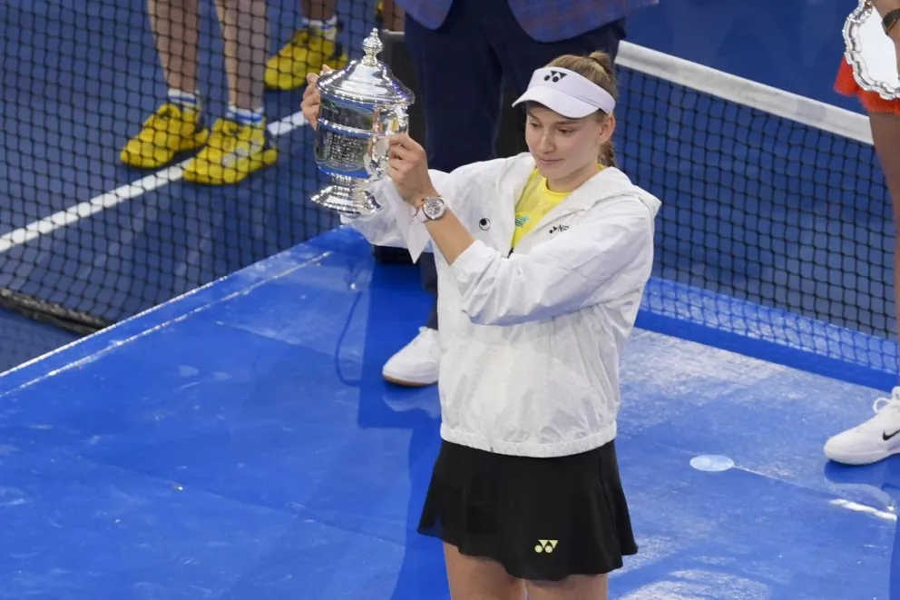 Elena Rybakina posa con el trofeo de campeona tras ganarle a Aryna Sabalenka en la final del Abierto de Estados Unidos. Foto: EFE