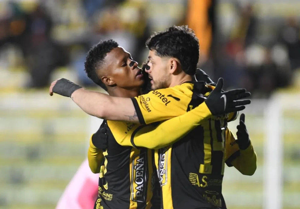Estacio (izq.) y Lom festejan uno de los goles del Tigre frente a Real Oruro. Foto: Agencia Marka Registrada