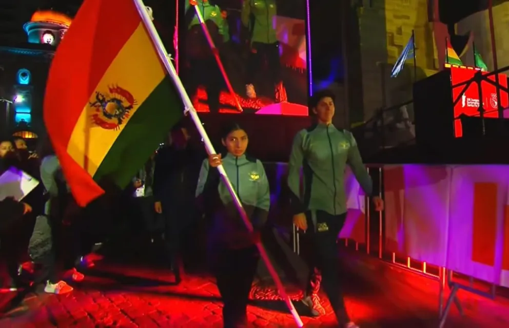 Valeria Quispe con la bandera boliviana durante la ceremonia de inauguración de los Juegos Suramericanos Santa Fe 2026. Crédito: Captura de video