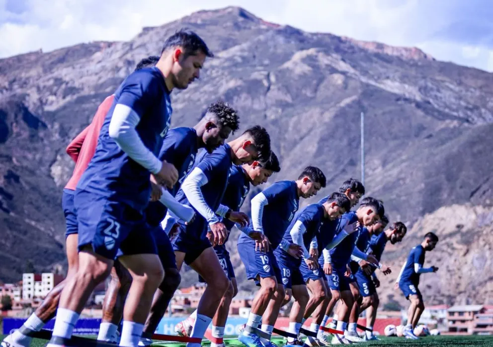Jugadores de Bolívar en la práctica del sábado, la última antes de viajar a Tarija. Foto: Club Bolívar
