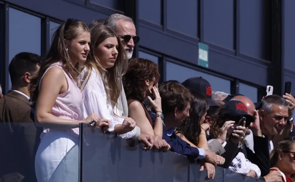La princesa Leonor (izq.), la infanta Sofía y el rey Felipe VI observan el comienzo del Gran Premio de España. Foto: EFE