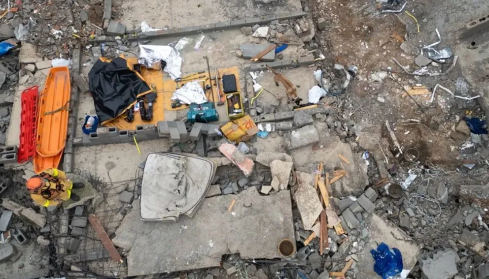 Fotografía aérea que muestra a integrantes de organismos de rescate trabajando en la zona donde un edificio se derrumbó, este 12 en Sao Paulo (Brasil). EFE