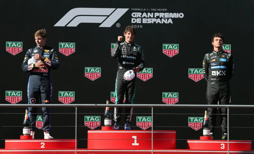 El primer podio del Gran Premio de España en el Madring: Max Verstappen (izq.), segundo; Kimi Antonelli (centro), ganador; y Lando Norris, que fue tercero: Crédito: Formula1
