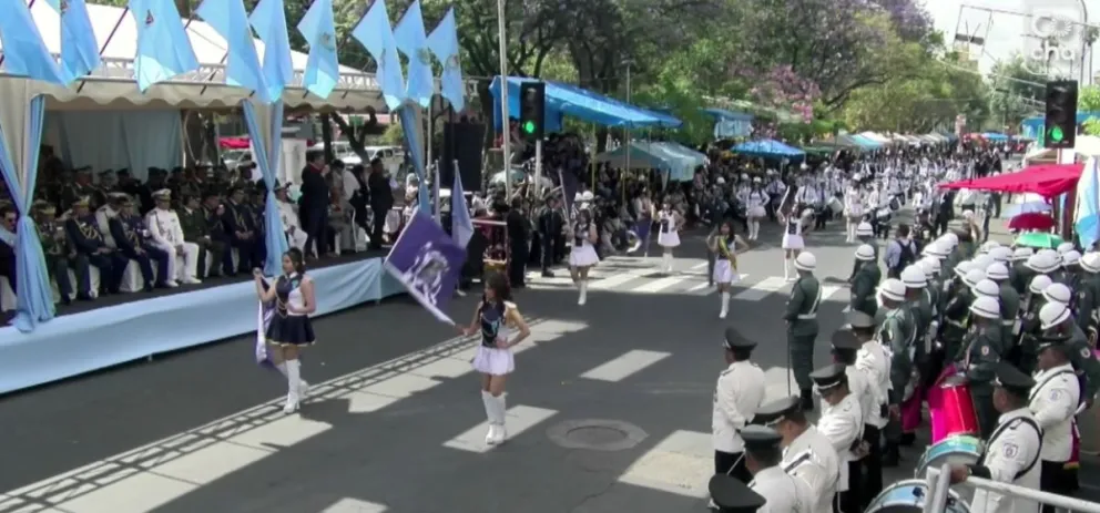 Estudiantes de diferentes unidades educativas participan en el desfile cívico. Foto: ABI
