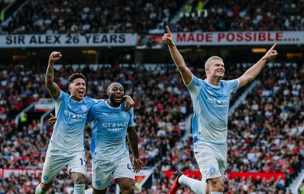 Erling Haaland celebra el gol del City ante el United. Se suman a la celebración Enzo Fernández y Antoine Semenyo. Foto: Club Manchester City
