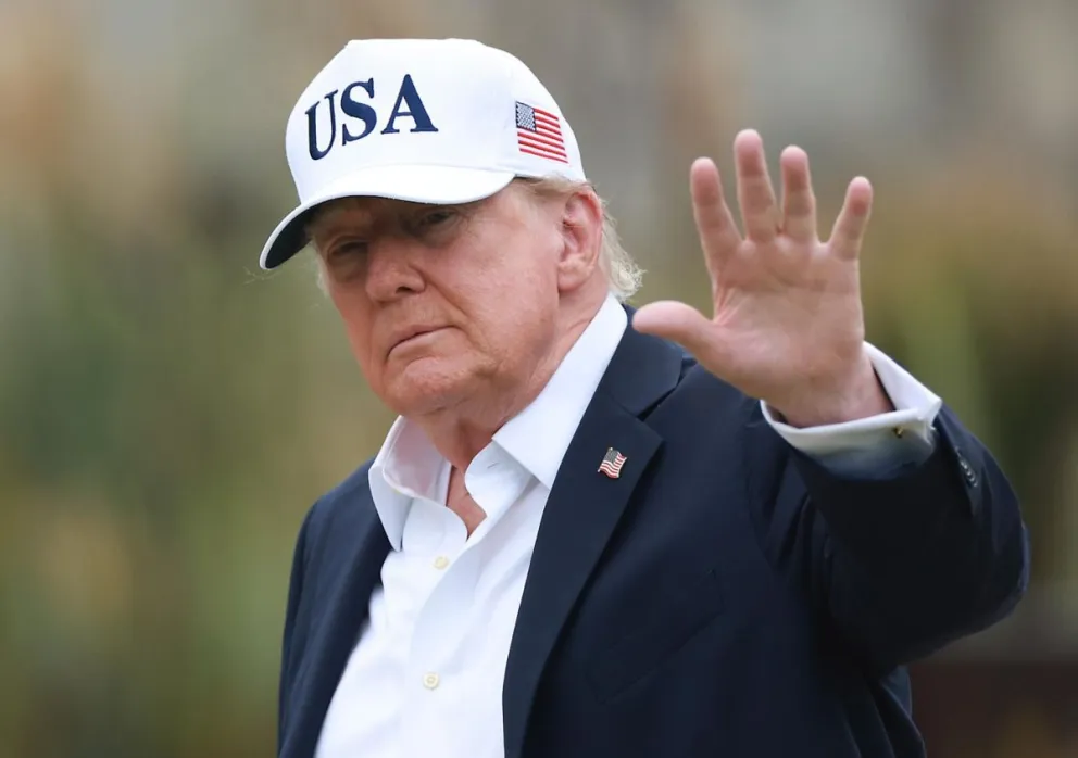 El presidente de EE.UU., Donald Trump, saluda durante una visita a Trump International Golf Links and Hotel en Doonbeg, Irlanda.EFE/NEIL HALL