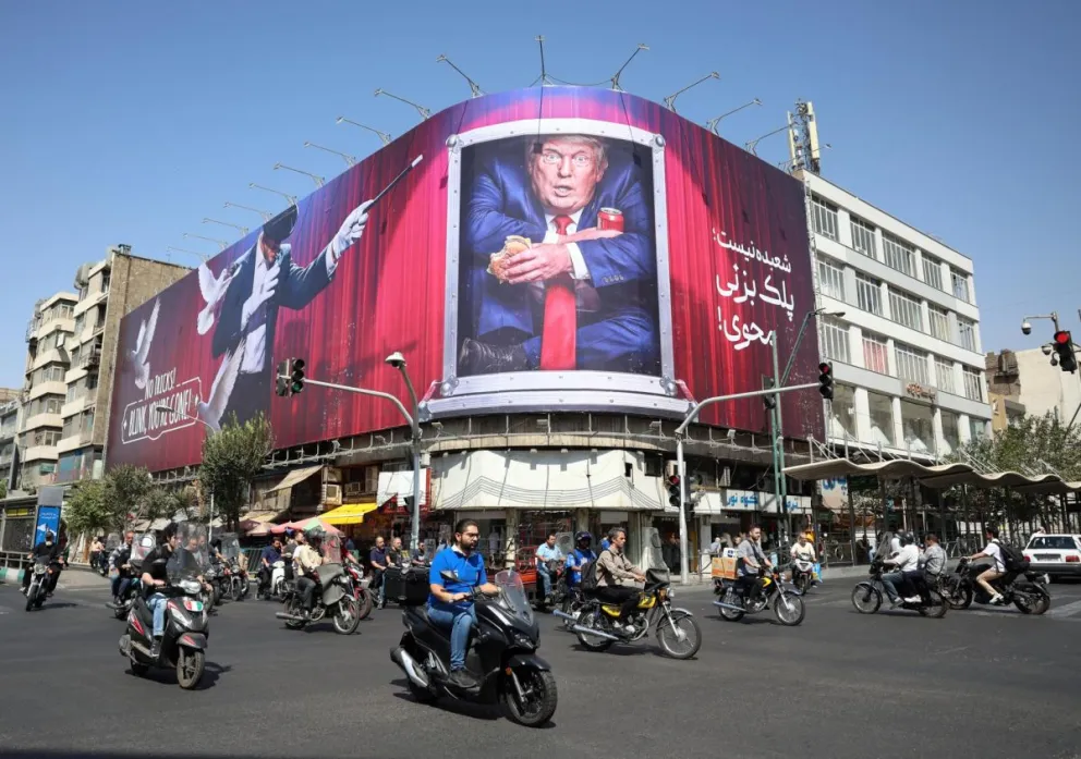 Imagen del pasado 7 de septiembre de una calle con tráfico con un cartel anti Donald Trump en Teherán. EFE