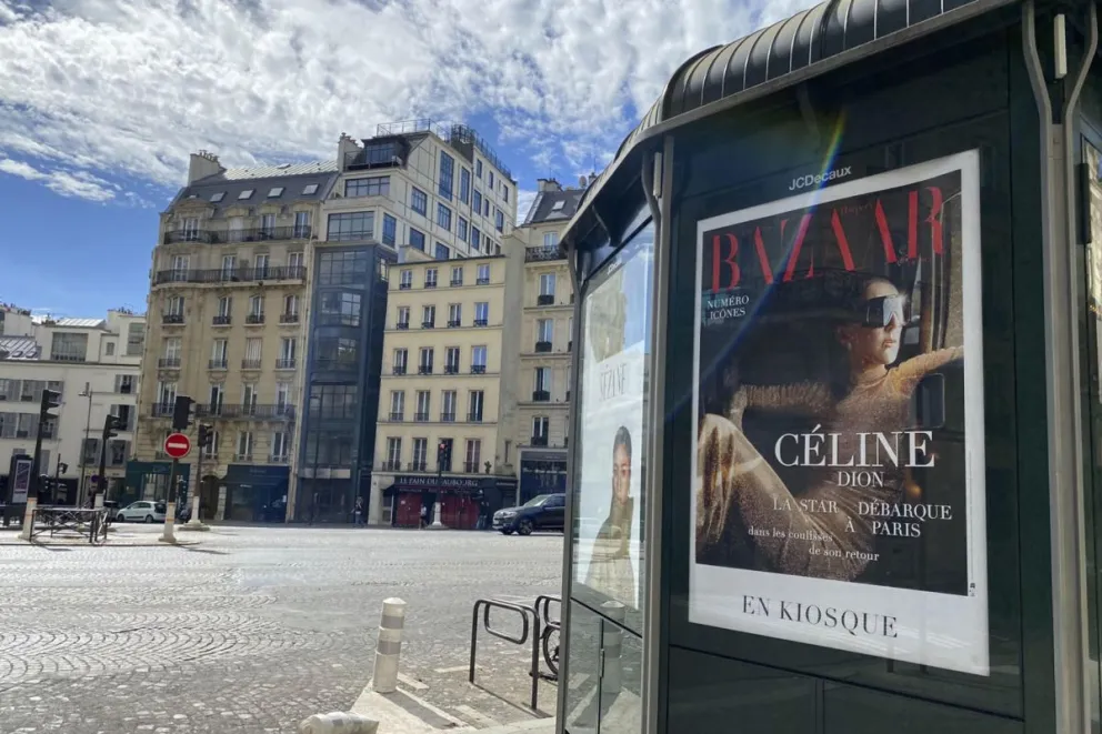 Vista de un cartel anunciador del concierto de Cèline Dion en los alrededores del hotel en París donde descansa. Céline Dion regresó este fin de semana a los escenarios de París vestida de Dior. EFE