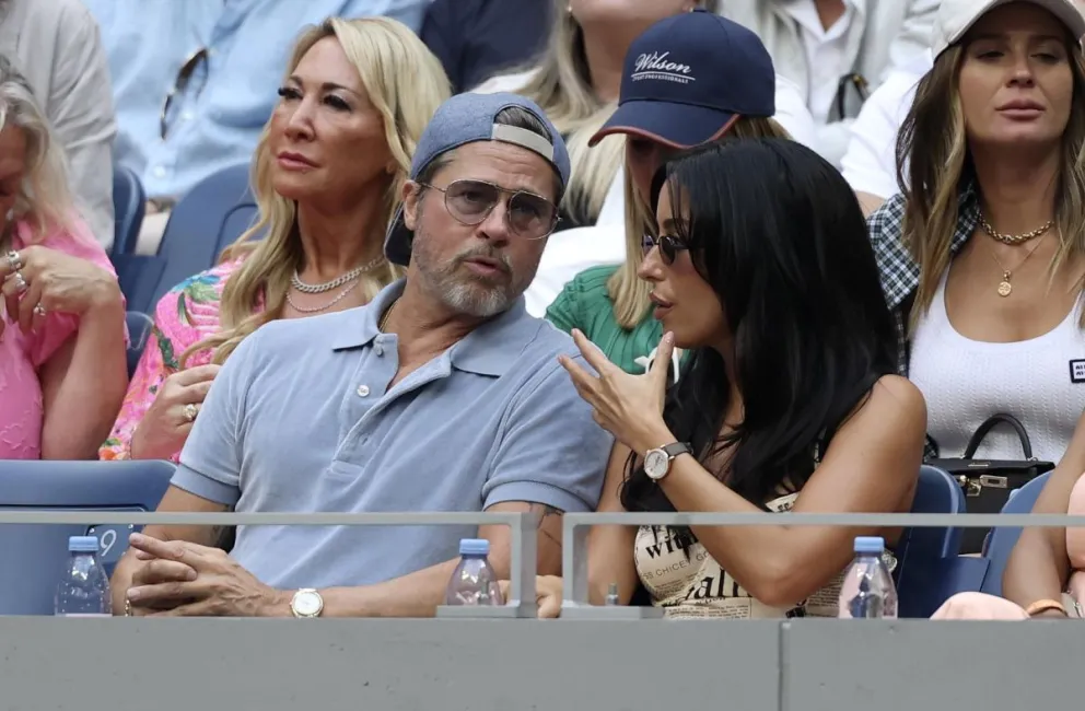 El actor Brad Pitt (i) y su novia Inés de Ramón asisten a la final del US Open en Flushing Meadows, Nueva York. EFE/EPA/SARAH YENESEL
