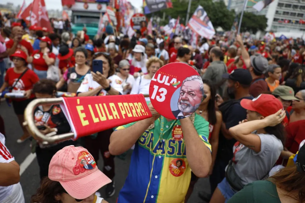 Seguidores del presidente de Brasil, Luiz Inácio Lula da Silva, se manifiestan en la playa de Copacabana este domingo, en Río de Janeiro (Brasil). EFE/ Antonio Lacerda