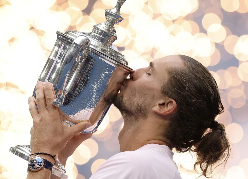 Alexander Zverev besa el trofeo después de ganarse en el Abierto de Estados Unidos. Crédito: US Open