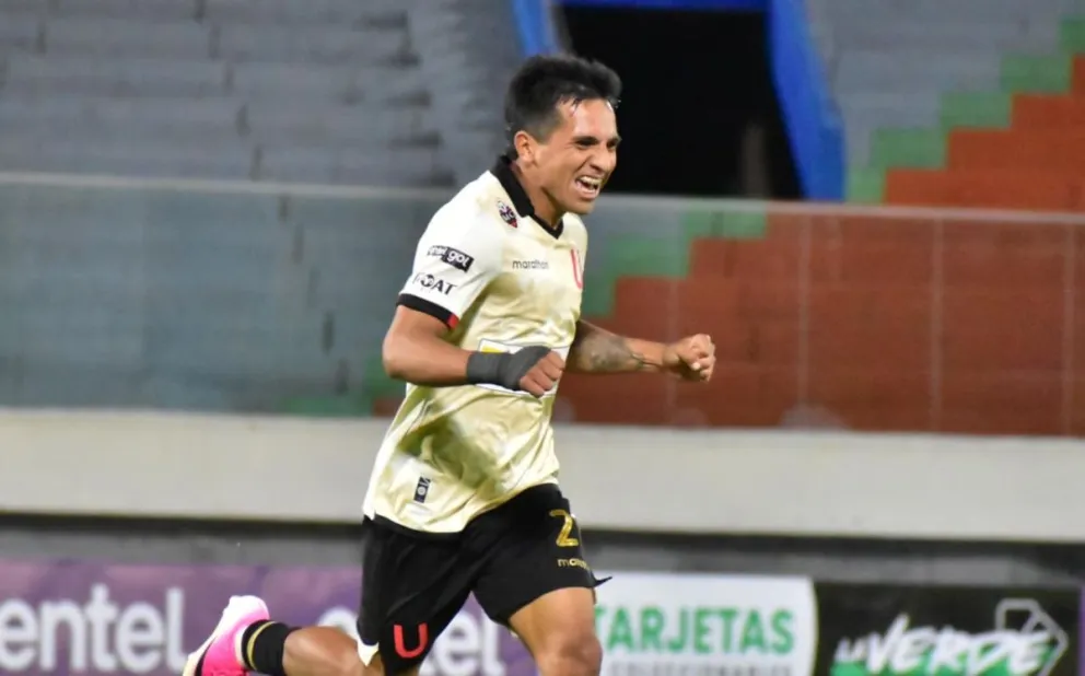 Guilder Cuéllar festeja después de convertir el tercer gol de FC Universitario frente a Independiente. Foto: Agencia Marka Registrada