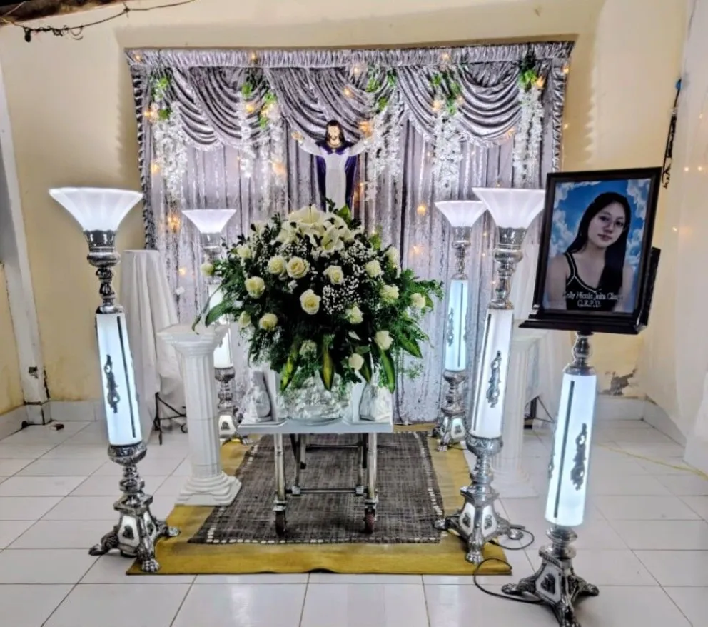 El velorio de Kelly Nicol Jaita Claure, quien fue asesinada con un disparo en la cabeza este domingo 13 de septiembre, en la zona de Quintanilla Sur, en Sacaba, Cochabamba. Foto: Voces Libres
