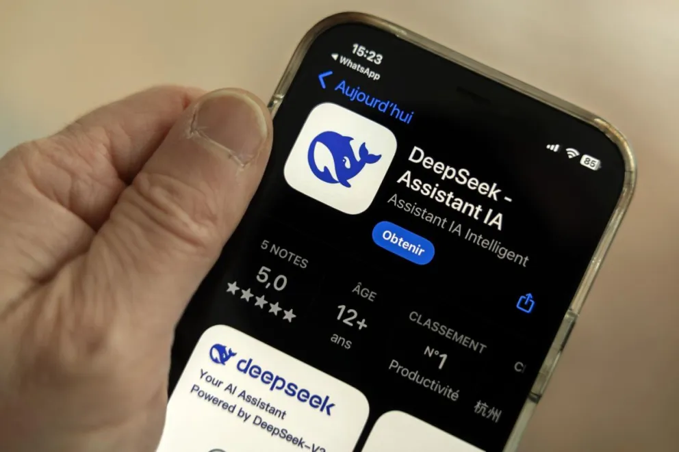 Una persona sosteniendo un teléfono móvil con la aplicación china DeepSeek. Foto: EFE