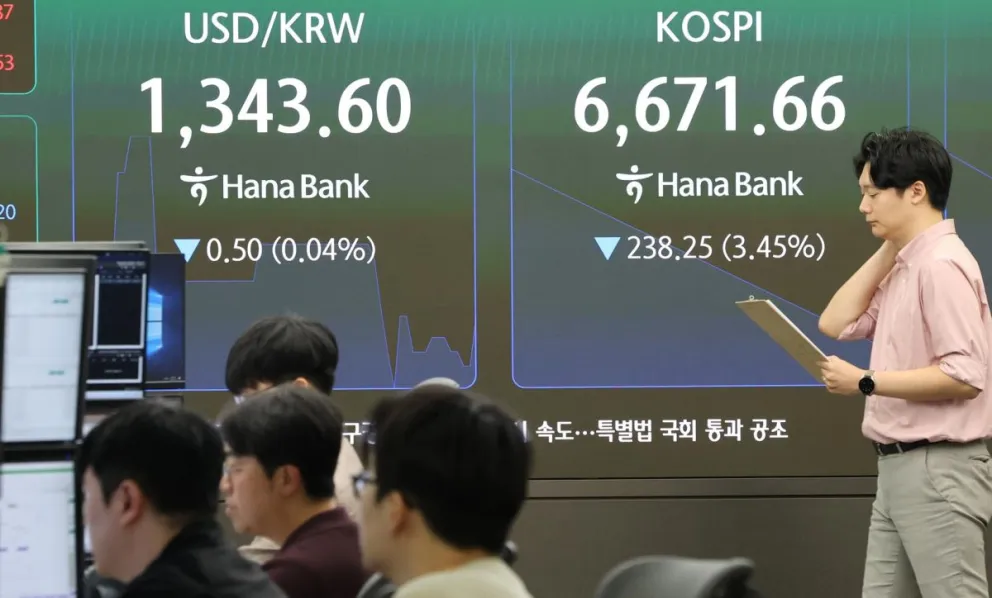 Una pantalla de datos financieros en la sala de operaciones del Hana Bank en Seúl, Corea del Sur, 14 de septiembre de 2026. (Corea del Sur, Seúl) Foto: EFE