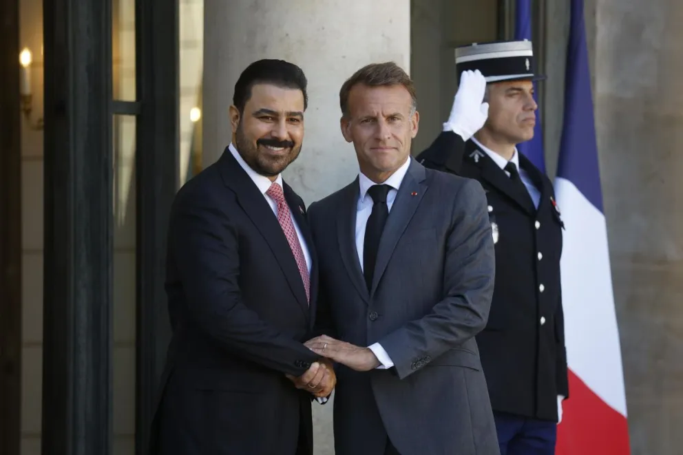 El presidente francés, Emmanuel Macron (c), saluda al primer ministro iraquí, Ali Falih Al-Zaidi, a su llegada al Palacio del Elíseo en París, Francia, este lunes. Foto: EFE