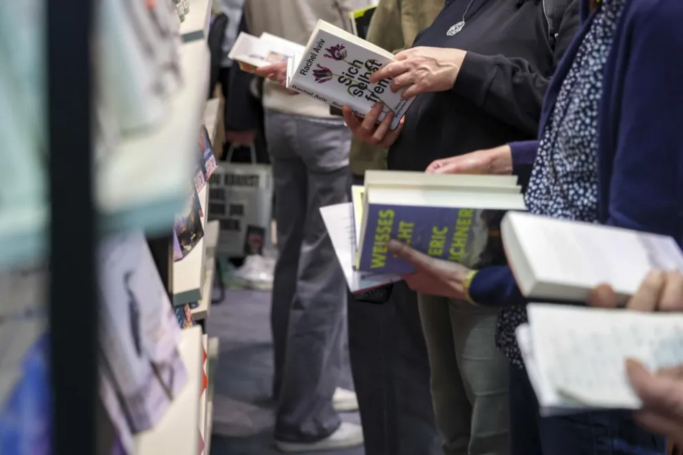 Unas personas miran unos libros durante la Feria del Libro de Fráncfort en Alemania en 2025. Foto: EFE