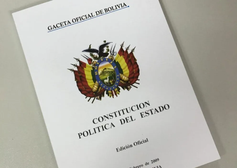 Un ejemplar de la Constitución Política del Estado. Foto: Gaceta Oficial 