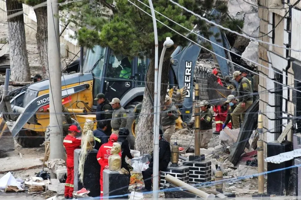El Fiscal General del Estado, Roger Mariaca, anunció que exfuncionarios y funcionarios son investigados por comisión u omisión, por las explosiones en el Cuartel Bolívar de Viacha. Foto: APG
