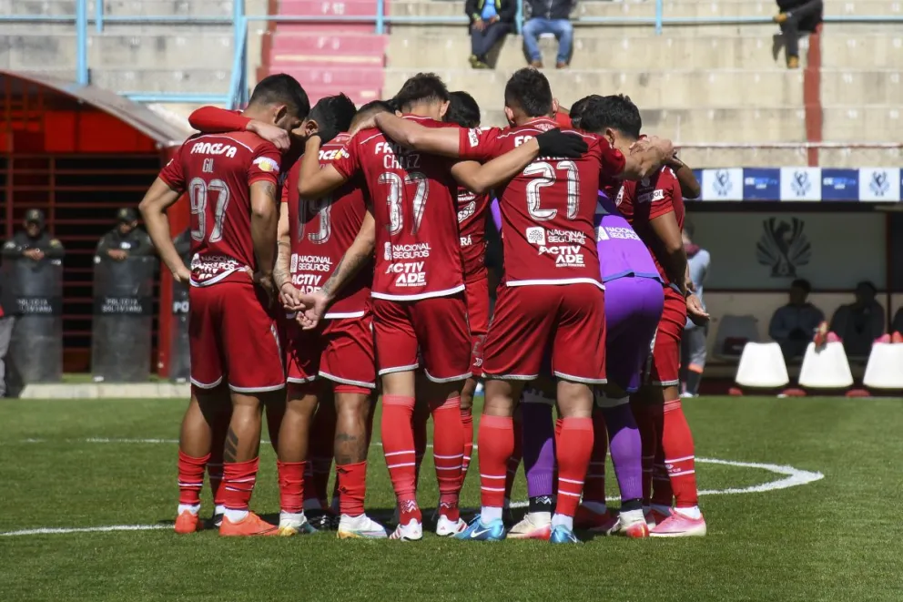 El momento que Ferrel comunica a sus compañeros lo que pasaba, un minuto antes del partido. Foto: APG