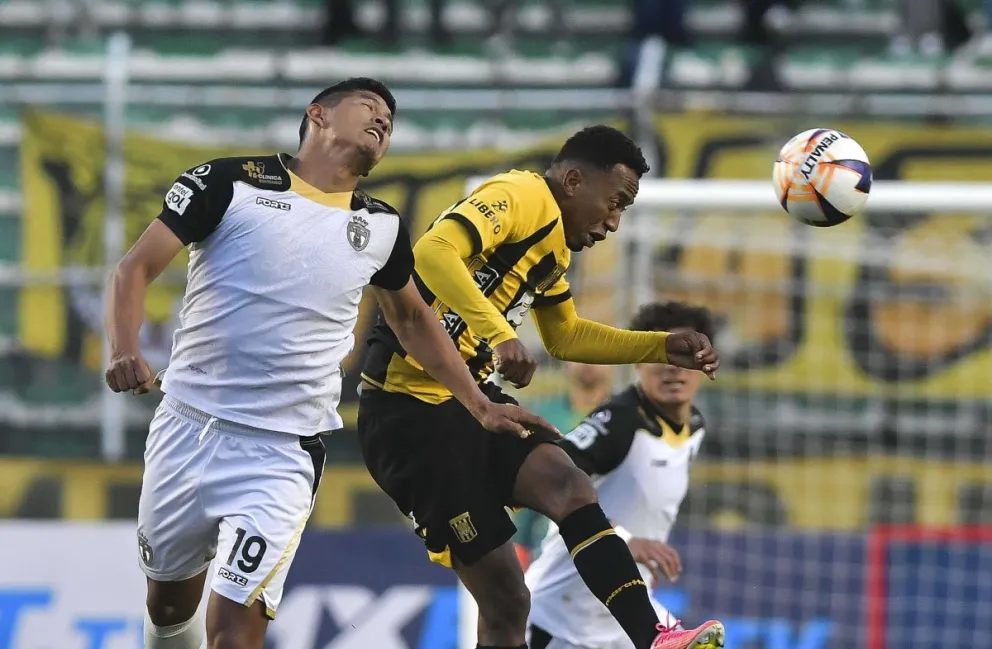 Jaime Arrascaita (der.) disputa un balón aéreo con Yerco Vallejos de Real Oruro en el partido del sábado. Foto: APG
