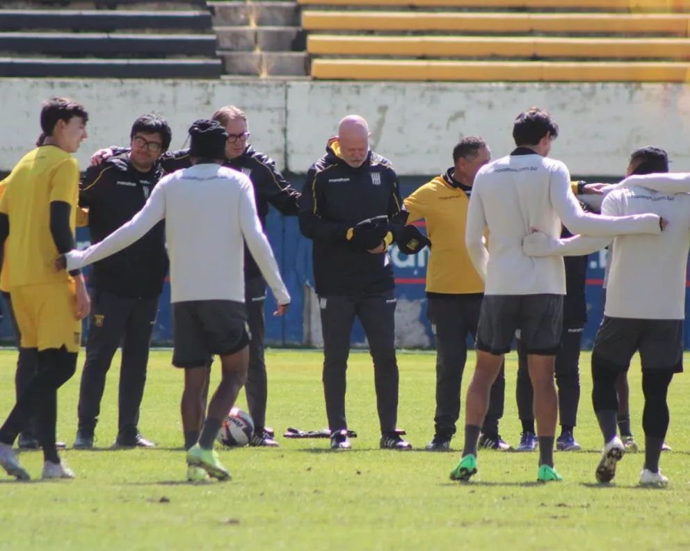 Cuerpo técnico y jugadores del Tigre antes de iniciar un entrenamiento. Foto: Club The Strongest