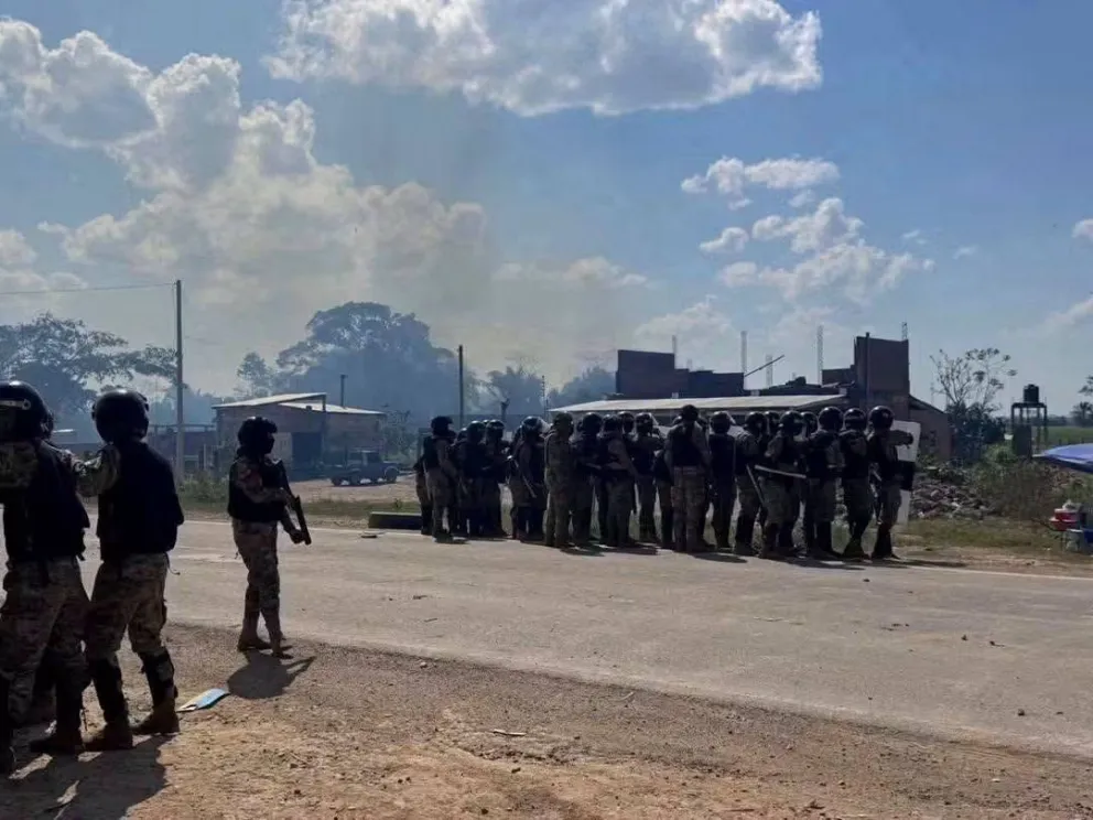 Militares en un desbloqueo en la ruta Santa Cruz-Beni. Foto: La Nota
