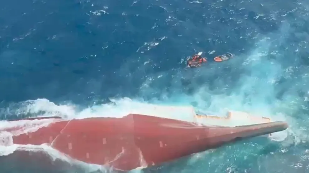 El ferry de pasajeros KM Virgo Transport 8 volcado en el mar de Java, frente a la costa de Banjarmasin (Kalimantan del Sur, Indonesia), el 13 de septiembre de 2026. Foto: EFE