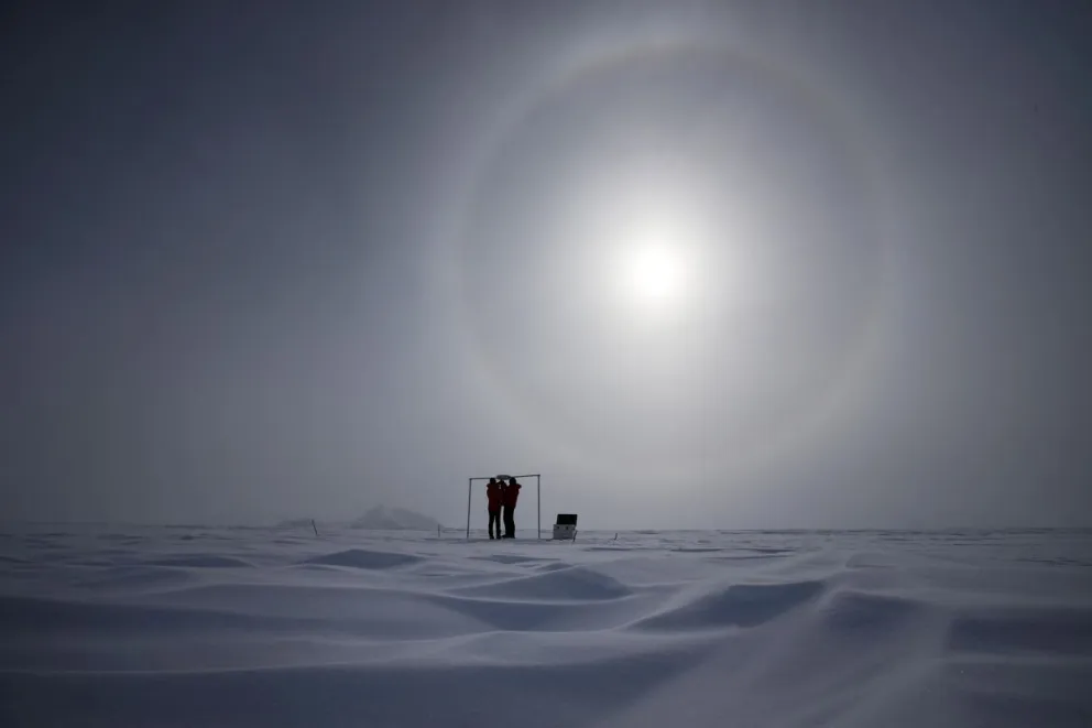Dos científicos midiendo la radiación solar y su albedo en el campamento Glaciar Union, a 1.000 kilómetros del Polo Sur. Foto: EFE