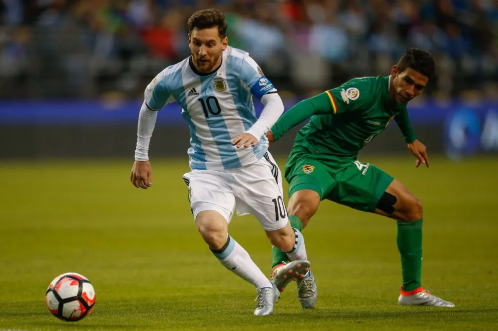 Lionel Messi elude a Diego Bejarano en el encuentro disputado en 2016. Foto: AD