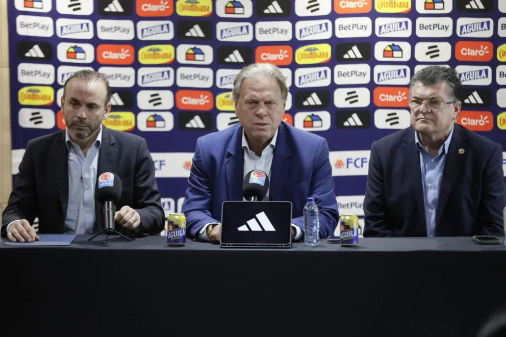Alejandro Eder (izq.), alcalde de Cali; Ramón Jesurúm, presidente de la FCF; y Carlos Mario Zuluaga, presidente de la Dimayor, durante la conferencia en Bogotá. Foto: EFE