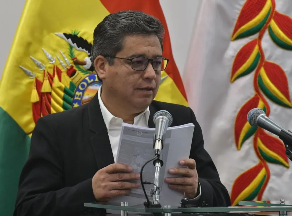 El vocero presidencial José Luis Gálvez informa de los decretos aprobados. Foto: APG 