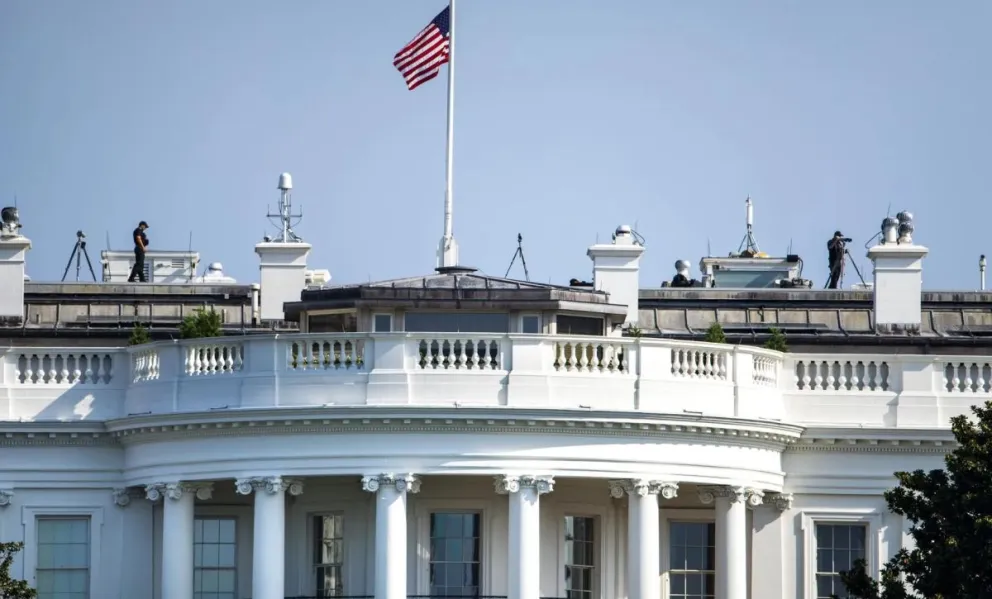 La bandera de EEUU en la Casa Blanca, en una fotografía de archivo. Foto: EFE