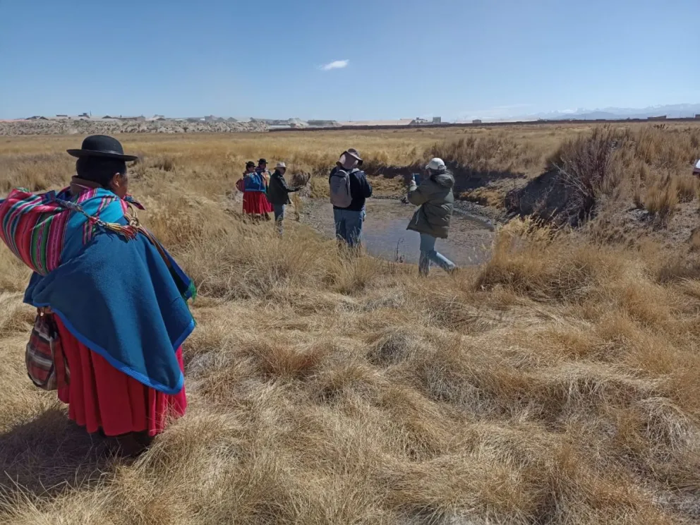 nspecciones para la toma de muestras de agua en las comunidades Seque Jahuira y Contorno Bajo en Viacha. Foto: Defensoría del Pueblo