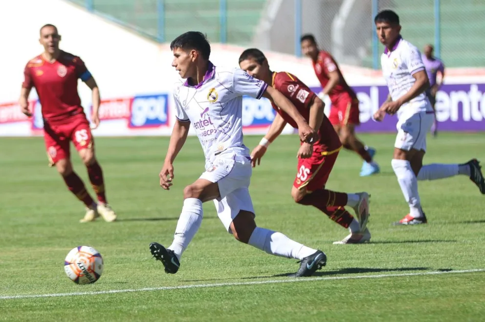 Rojas de Real Potosí escapa a la marca de sus rivales en el juego de esta tarde. Foto: APG