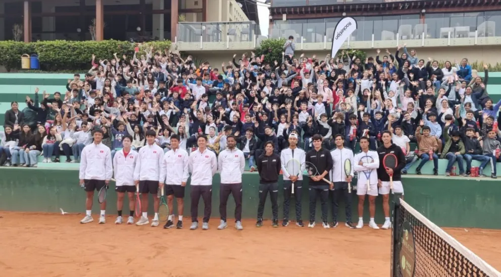 Los tenistas de los dos países compartieron con los niños. Crédito: Federación Boliviana de Tenis