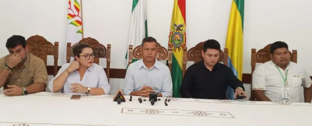 El alcalde Felman Gómez Paesano y otras autoridades municipales en conferencia de prensa. Foto: Unitel