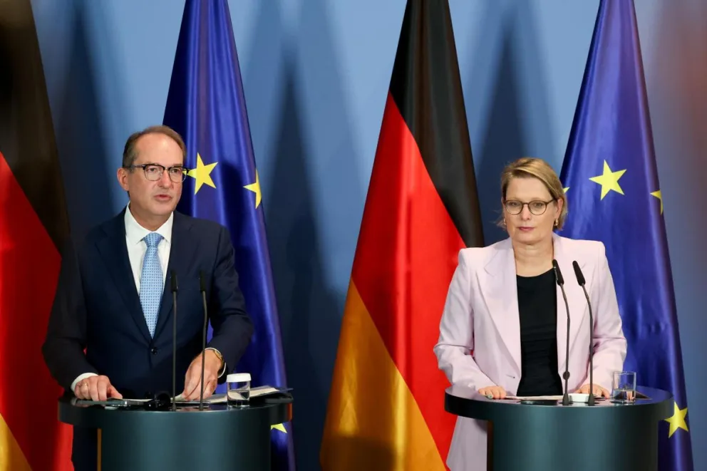 El ministro del Interior alemán, Alexander Dobrindt (i), y la ministra de Justicia y Protección del Consumidor alemana, Stefanie Hubig. Foto: EFE 